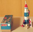 Friction Powered Nike von MASUYA Toys - Space Rocket Spielzeug für den Weltraum