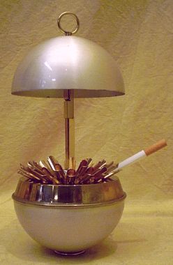 Perlmuttschillerndes 1950er Design zum stivollen Rauchen einer Zigarette