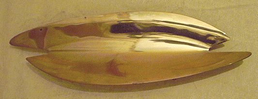 Gnter Kupertz entwirft Schale im Haifischflossen Design als Servierschale bzw. Vide-poche der 1950er