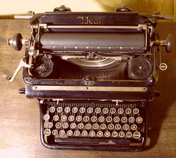 Schreibmaschine als Vorkriegsmodell mit sauberem Tastenspiel, ehemals SEIDEL NAUMANN