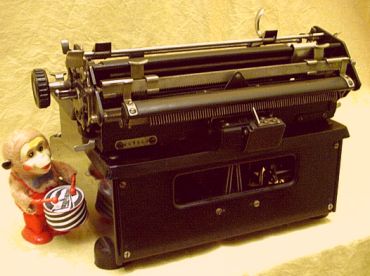 antike Büromaschine mit sauberer Mechanik - kreative Einladung zum Schreiben!