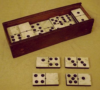 antikes Dominospiel aus Bein und Ebenholz, wohl um 1900