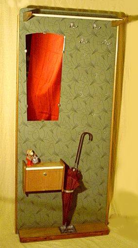 Garderobenwand mit Garderobenhaken, Spiegel und Schirmständer