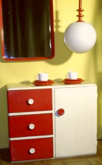 Hängelampe mit rot-weißer Garderobe und Spiegel im rustikalen Space / Atomic Age Design