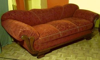 Sofa bzw. Couch mit federndem Sitzkomfort