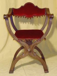 Stilmöbel-Stuhl als Thron aus der Gründerzeit