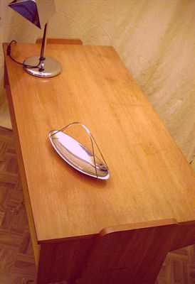 Tisch aus Rsterholz im schwungvollen Mid-Century Design