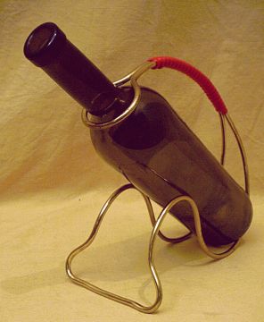 Flaschentrger frs elegante Einschenken von Rotwein, Weiwein und Sekt auf 1950er Party
