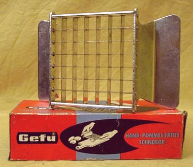 Mit Kraft Kartoffel zu Pommes Frites zerdrcken - der GEFU Hand-Schneider der 1950er Jahre