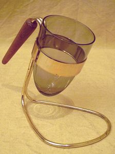 Brezelglas - elegante Serviermglichkeit der 1950er Jahre auf stilvoller Party