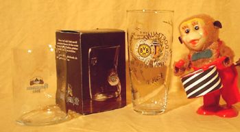 BVB Dortmund Glas mit Dortmunder Union Bier Werbung
