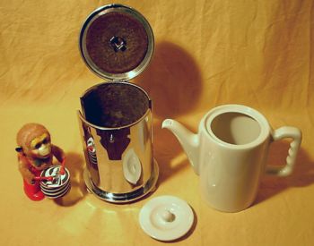 Kaffeekanne als SCHULTE, UFER & SHNE Thermisol Isolierkanne der 1930er Jahre - in Zeiten Stromsparen angesagt zum Kaffee