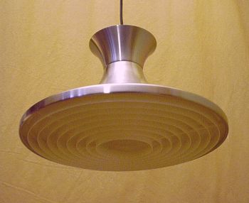 spacige Hngelampe aus gebrstetem Aluminium fr blendfreies Licht