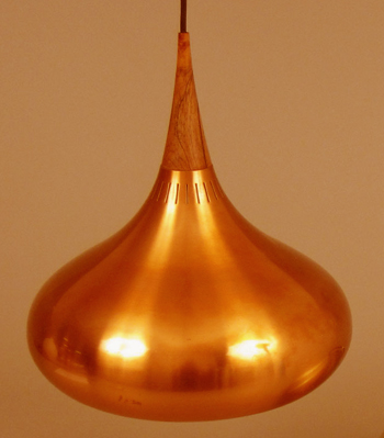 Orient Pendelleuchte von FOG & MORUP - ein stylischer Leuchten-Tropfen im Space / Atomic Age Design der 60er Jahre