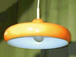 Hngelampe aus orangefarbenen Metall - der Verkaufsrenner der Siebziger in der Kche