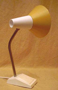 HOSO Schreibtischlampe mit Plastikeinsatz - Industriedesign im Vormarsch