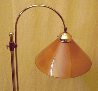 zeitlose Stehlampe mit Messing-Gestell & berfangglas