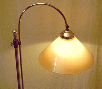 zeitlose Stehlampe mit Messing-Gestell & berfangglas