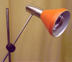 Stehlampe mit Ausleger - vergrößerte Schreibtischleuchte