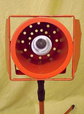 rote Stehleuchte als Fotolampe bzw. Studiolampe im 80er Jahre Design