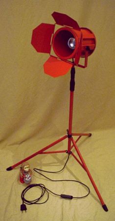 rote Stehlampe als Fotoleuchte bzw. Studiolampe im 80er Jahre Design