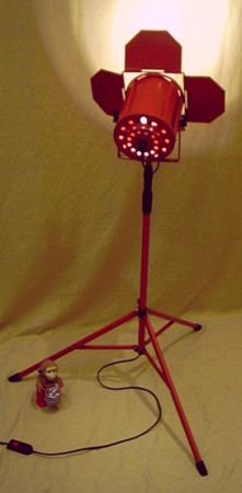 rote Stehlampe als Fotoleuchte bzw. Studiolampe im 80er Jahre Design