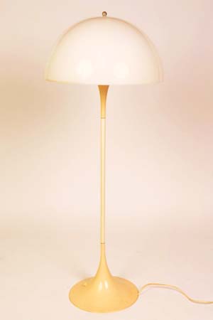 Panthella Stehleuchte von LOUIS POULSEN - perfektes Leuchten-Design der 70er Jahre